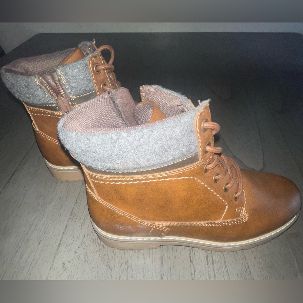 NWOT Kids Brown Boots size 2